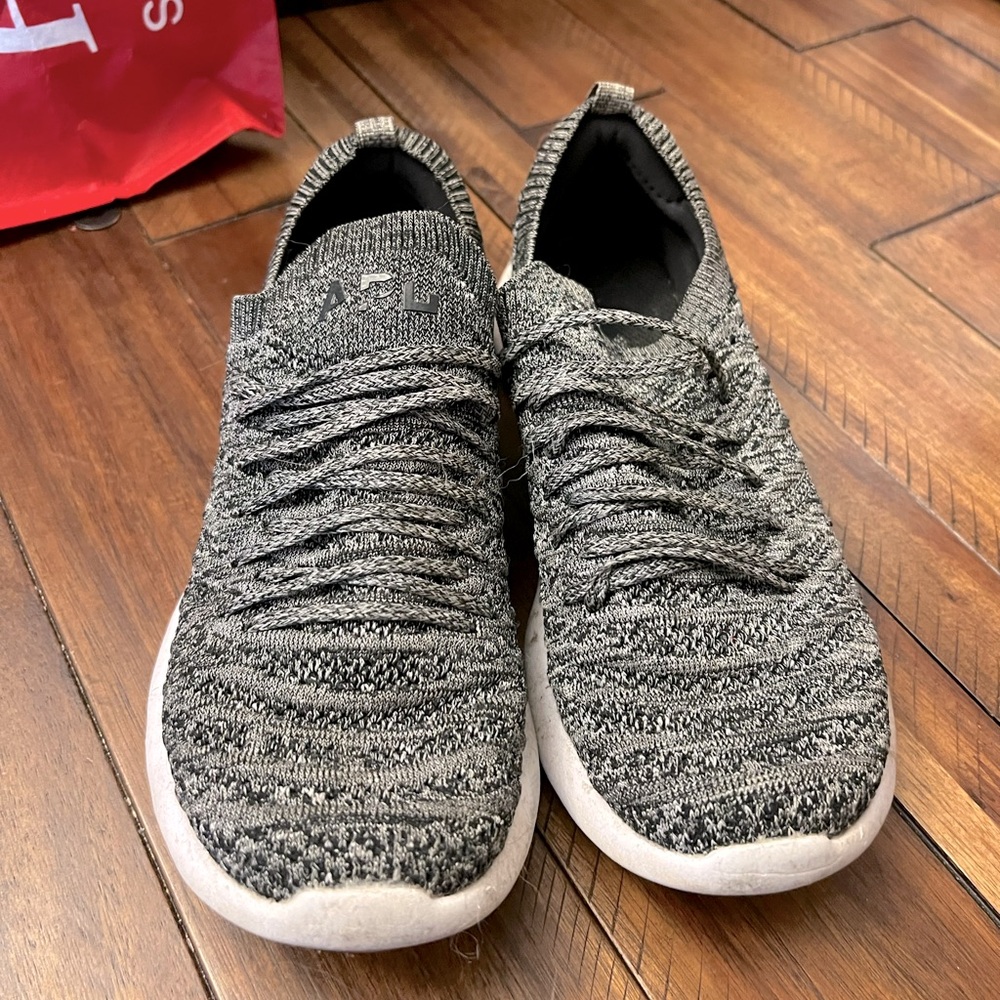 APL sneaker 8.5